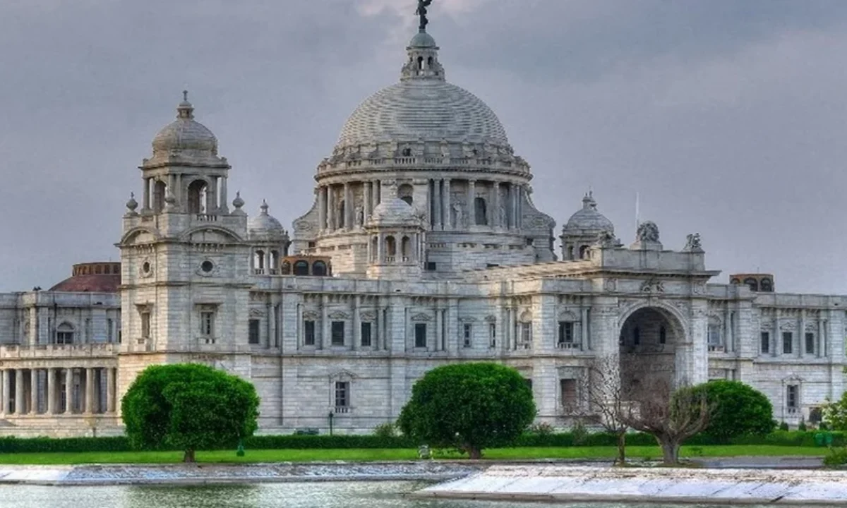 Victoria Memorial marble building Kolkata gardens